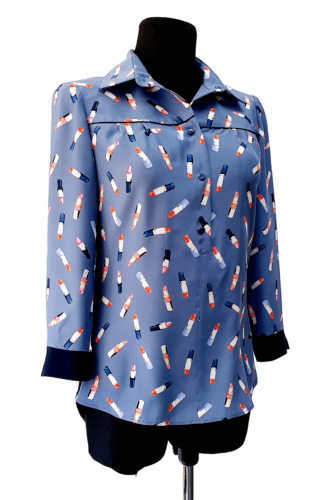 Hanna Bieńkowska kolekcja casual bluzki na co dzień - elegancka i wyjątkowa bluzka damska koszulowa, kołnierz na stójce, rękaw długi, przód i rękaw jedwab drukowany w szminki, plecy z dzianiny wiskozowej, kolor granatowy, na lato, dla druhny, na wesele, chrzest, komunię, design, wyjątkowa, niepowtarzalna